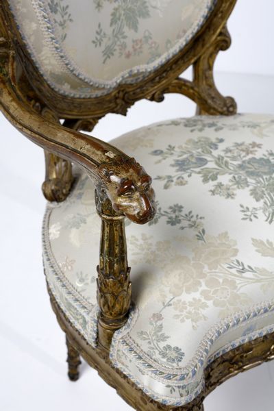 MANIFATTURA DEL XVIII-XIX SECOLO : Poltrona in legno dorato e intagliato, schienale a scudo contornato da decorazione a fascia di alloro, braccioli terminanti in teste leonine, gambe a faretra con decorazione a pampini e grappoli d'uva  - Asta Asta 379 | ARTE ANTICA E DEL XIX SECOLO - Dipinti antichi e antiquariato  Online - Associazione Nazionale - Case d'Asta italiane