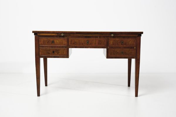 MANIFATTURA DEL XVIII-XIX SECOLO : Scrivania da centro lastronata in noce con piano scrittoio apribile intarsiato, cassetti e fianchi decorati da riserve geometriche, gambe a piramide rovesciata  - Asta Asta 379 | ARTE ANTICA E DEL XIX SECOLO - Dipinti antichi e antiquariato  Online - Associazione Nazionale - Case d'Asta italiane