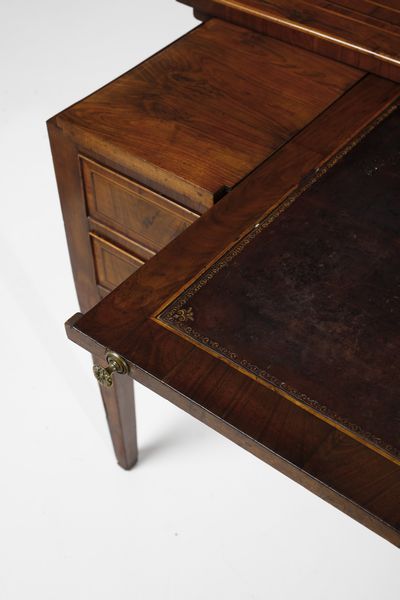 MANIFATTURA DEL XVIII-XIX SECOLO : Scrivania da centro lastronata in noce con piano scrittoio apribile intarsiato, cassetti e fianchi decorati da riserve geometriche, gambe a piramide rovesciata  - Asta Asta 379 | ARTE ANTICA E DEL XIX SECOLO - Dipinti antichi e antiquariato  Online - Associazione Nazionale - Case d'Asta italiane