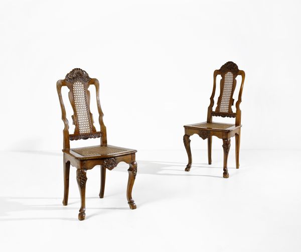 MANIFATTURA VENETA DEL XVIII-XIX SECOLO : Coppia di sedie in noce, di linea mossa e schienale a giorno, con cartella sagomata, gambe arcuate terminanti in piedi caprini, sedute e schienali incannucciati  - Asta Asta 379 | ARTE ANTICA E DEL XIX SECOLO - Dipinti antichi e antiquariato  Online - Associazione Nazionale - Case d'Asta italiane