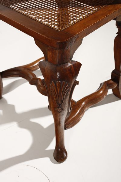 MANIFATTURA VENETA DEL XVIII-XIX SECOLO : Sei sedie in noce con schienale sagomato, gambe anteriori di forma arcuata riunite da traversa, sedute e schienali incannucciati.  - Asta Asta 379 | ARTE ANTICA E DEL XIX SECOLO - Dipinti antichi e antiquariato  Online - Associazione Nazionale - Case d'Asta italiane