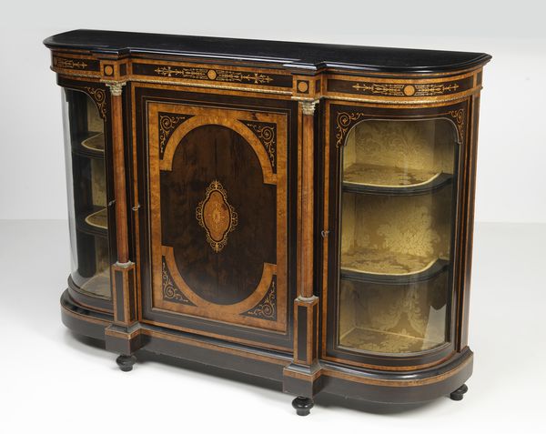 MANIFATTURA INGLESE DELLA FINE DEL XIX SECOLO : Credenza in legno ebanizzato e radica di noce intarsiato e lastronato a 3 ante, quella centrale intarsiata a motivi vegetali e incorniciata da due colonne, ante laterali curve in vetro  - Asta Asta 379 | ARTE ANTICA E DEL XIX SECOLO - Dipinti antichi e antiquariato  Online - Associazione Nazionale - Case d'Asta italiane