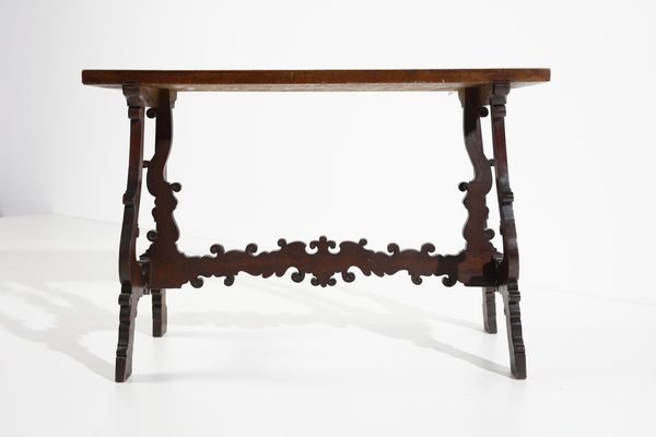 MANIFATTURA ITALIANA DEL XIX SECOLO : Tavolo fratino in noce nello stile del XVII secolo, piano rettangolare, gambe a lira e traversa sagomata a motivi fitomorfi  - Asta Asta 379 | ARTE ANTICA E DEL XIX SECOLO - Dipinti antichi e antiquariato  Online - Associazione Nazionale - Case d'Asta italiane