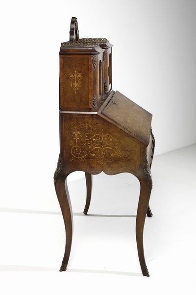MANIFATTURA FRANCESE DELLA FINE DEL XIX SECOLO : Scrittoio in stile Luigi XV in legno intarsiato con alzata e inserti in bronzo dorato  - Asta Asta 379 | ARTE ANTICA E DEL XIX SECOLO - Dipinti antichi e antiquariato  Online - Associazione Nazionale - Case d'Asta italiane