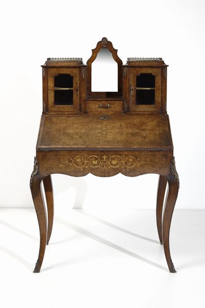 MANIFATTURA FRANCESE DELLA FINE DEL XIX SECOLO : Scrittoio in stile Luigi XV in legno intarsiato con alzata e inserti in bronzo dorato  - Asta Asta 379 | ARTE ANTICA E DEL XIX SECOLO - Dipinti antichi e antiquariato  Online - Associazione Nazionale - Case d'Asta italiane
