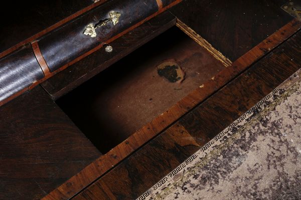 MANIFATTURA FRANCESE DELLA FINE DEL XIX SECOLO : Scrittoio in stile Luigi XV in legno intarsiato con alzata e inserti in bronzo dorato  - Asta Asta 379 | ARTE ANTICA E DEL XIX SECOLO - Dipinti antichi e antiquariato  Online - Associazione Nazionale - Case d'Asta italiane