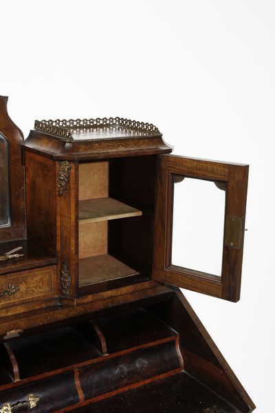 MANIFATTURA FRANCESE DELLA FINE DEL XIX SECOLO : Scrittoio in stile Luigi XV in legno intarsiato con alzata e inserti in bronzo dorato  - Asta Asta 379 | ARTE ANTICA E DEL XIX SECOLO - Dipinti antichi e antiquariato  Online - Associazione Nazionale - Case d'Asta italiane