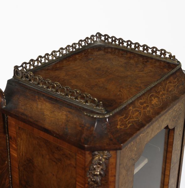 MANIFATTURA FRANCESE DELLA FINE DEL XIX SECOLO : Scrittoio in stile Luigi XV in legno intarsiato con alzata e inserti in bronzo dorato  - Asta Asta 379 | ARTE ANTICA E DEL XIX SECOLO - Dipinti antichi e antiquariato  Online - Associazione Nazionale - Case d'Asta italiane