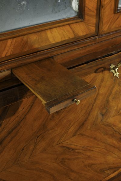 MANIFATTURA VENETA DEL XIX SECOLO : Cassettone a ribalta con alzata lastronato in noce, cimasa di forma mossa, anta calatoia, fronte dritto a tre ordini di cassetti (di cui uno composto da due singoli), piedi a mensola  - Asta Asta 379 | ARTE ANTICA E DEL XIX SECOLO - Dipinti antichi e antiquariato  Online - Associazione Nazionale - Case d'Asta italiane