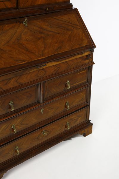MANIFATTURA VENETA DEL XIX SECOLO : Cassettone a ribalta con alzata lastronato in noce, cimasa di forma mossa, anta calatoia, fronte dritto a tre ordini di cassetti (di cui uno composto da due singoli), piedi a mensola  - Asta Asta 379 | ARTE ANTICA E DEL XIX SECOLO - Dipinti antichi e antiquariato  Online - Associazione Nazionale - Case d'Asta italiane