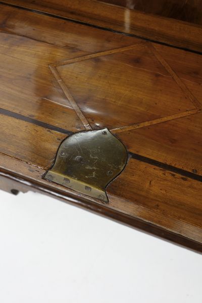 MANIFATTURA VENETA DEL XIX SECOLO : Cassettone a ribalta con alzata lastronato in noce, cimasa di forma mossa, anta calatoia, fronte dritto a tre ordini di cassetti (di cui uno composto da due singoli), piedi a mensola  - Asta Asta 379 | ARTE ANTICA E DEL XIX SECOLO - Dipinti antichi e antiquariato  Online - Associazione Nazionale - Case d'Asta italiane