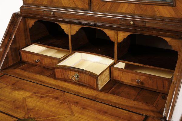 MANIFATTURA VENETA DEL XIX SECOLO : Cassettone a ribalta con alzata lastronato in noce, cimasa di forma mossa, anta calatoia, fronte dritto a tre ordini di cassetti (di cui uno composto da due singoli), piedi a mensola  - Asta Asta 379 | ARTE ANTICA E DEL XIX SECOLO - Dipinti antichi e antiquariato  Online - Associazione Nazionale - Case d'Asta italiane