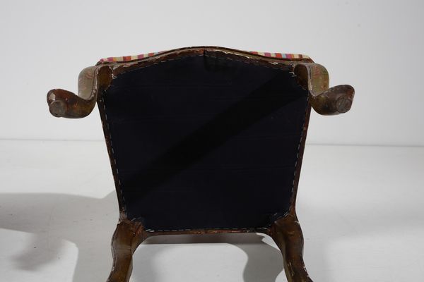 MANIFATTURA VENEZIANA DEL XIX SECOLO : Coppia di sedie in legno laccato, schienale a giorno di linea mossa con cartella traforata, gambe arcuate poggianti su piedi a ricciolo  - Asta Asta 379 | ARTE ANTICA E DEL XIX SECOLO - Dipinti antichi e antiquariato  Online - Associazione Nazionale - Case d'Asta italiane