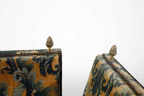 MANIFATTURA DEL XIX SECOLO : Divano a quattro sedute foderato a motivi vegetali con pigne dorate agli angoli dello schienale  - Asta Asta 379 | ARTE ANTICA E DEL XIX SECOLO - Dipinti antichi e antiquariato  Online - Associazione Nazionale - Case d'Asta italiane