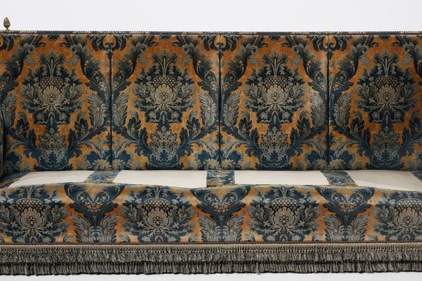 MANIFATTURA DEL XIX SECOLO : Divano a quattro sedute foderato a motivi vegetali con pigne dorate agli angoli dello schienale  - Asta Asta 379 | ARTE ANTICA E DEL XIX SECOLO - Dipinti antichi e antiquariato  Online - Associazione Nazionale - Case d'Asta italiane