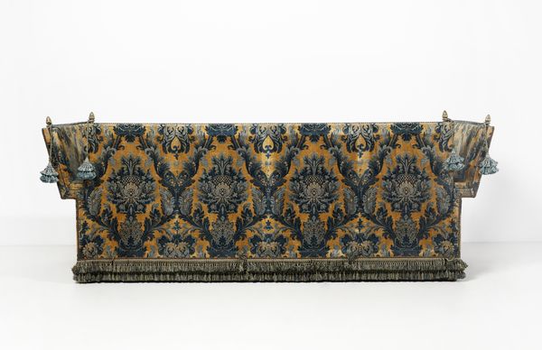 MANIFATTURA DEL XIX SECOLO : Divano a quattro sedute foderato a motivi vegetali con pigne dorate agli angoli dello schienale  - Asta Asta 379 | ARTE ANTICA E DEL XIX SECOLO - Dipinti antichi e antiquariato  Online - Associazione Nazionale - Case d'Asta italiane