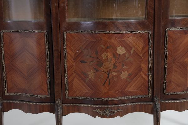 MANIFATTURA FRANCESE DEL XIX-XX SECOLO : Vetrina in mogano, montature in bronzo dorato, fianchi e sportello in vetro con pannelli inferiori con decoro a motivi floreali, gambe mosse, interno con ripiani a giorno rivestiti in velluto.  - Asta Asta 379 | ARTE ANTICA E DEL XIX SECOLO - Dipinti antichi e antiquariato  Online - Associazione Nazionale - Case d'Asta italiane