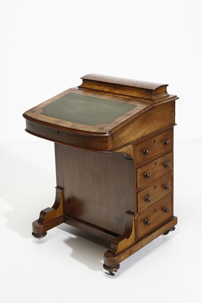 MANIFATTURA DEL XIX-XX SECOLO : Scrittoio in legno e radica con piano in pelle, alzata e cassetti sui lati  - Asta Asta 379 | ARTE ANTICA E DEL XIX SECOLO - Dipinti antichi e antiquariato  Online - Associazione Nazionale - Case d'Asta italiane