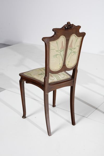 MANIFATTURA DEGLI INIZI DEL XX SECOLO : Salotto in stile Art Nouveau composto da divanetto, coppia di poltrone e coppia di sedie, seduta e schienale rivestito di tessuto a motivi floreali  - Asta Asta 379 | ARTE ANTICA E DEL XIX SECOLO - Dipinti antichi e antiquariato  Online - Associazione Nazionale - Case d'Asta italiane