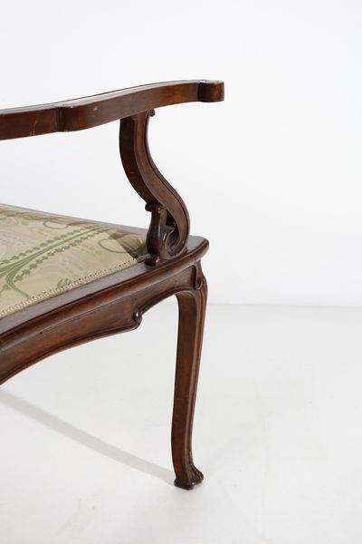 MANIFATTURA DEGLI INIZI DEL XX SECOLO : Salotto in stile Art Nouveau composto da divanetto, coppia di poltrone e coppia di sedie, seduta e schienale rivestito di tessuto a motivi floreali  - Asta Asta 379 | ARTE ANTICA E DEL XIX SECOLO - Dipinti antichi e antiquariato  Online - Associazione Nazionale - Case d'Asta italiane