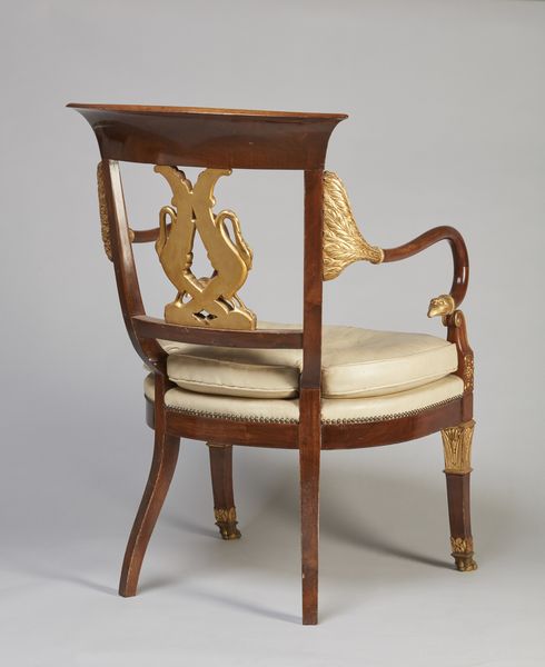 MANIFATTURA DEL XX SECOLO : Poltrona in stile Impero con decorazioni in legno dorato, schienale con fregio in forma di cigni, braccioli ricurvi terminanti con testa d'aquila, gambe anteriori terminanti su zampe ferine, gambe posteriori a sciabola.  - Asta Asta 379 | ARTE ANTICA E DEL XIX SECOLO - Dipinti antichi e antiquariato  Online - Associazione Nazionale - Case d'Asta italiane