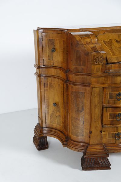 MANIFATTURA VENETA DEL XX SECOLO : Cassettone a ribalta lastronato in noce, di impianto sagomato, tre cassetti sul fronte e fianchi concavi con sportello, anta a calatoia con scarabattolo interno, cornici aggettanti e modanate a pi ordini.  - Asta Asta 379 | ARTE ANTICA E DEL XIX SECOLO - Dipinti antichi e antiquariato  Online - Associazione Nazionale - Case d'Asta italiane