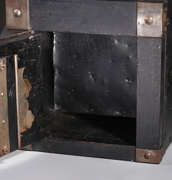 MANIFATTURA DEL XIX SECOLO : Cassaforte da viaggio in ferro borchiata con serratura cesellata sul fronte  - Asta Asta 379 | ARTE ANTICA E DEL XIX SECOLO - Dipinti antichi e antiquariato  Online - Associazione Nazionale - Case d'Asta italiane