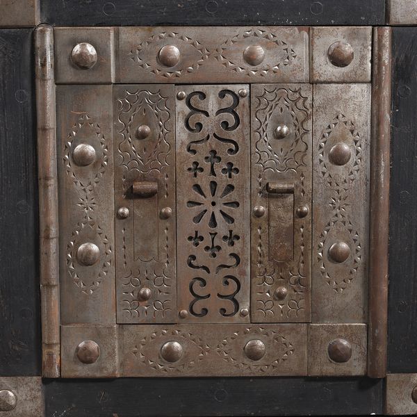 MANIFATTURA DEL XIX SECOLO : Cassaforte da viaggio in ferro borchiata con serratura cesellata sul fronte  - Asta Asta 379 | ARTE ANTICA E DEL XIX SECOLO - Dipinti antichi e antiquariato  Online - Associazione Nazionale - Case d'Asta italiane