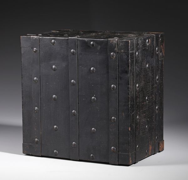 MANIFATTURA DEL XIX SECOLO : Cassaforte da viaggio in ferro borchiata con serratura cesellata sul fronte  - Asta Asta 379 | ARTE ANTICA E DEL XIX SECOLO - Dipinti antichi e antiquariato  Online - Associazione Nazionale - Case d'Asta italiane