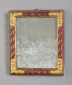 MANIFATTURA VENETA DEL XIX SECOLO - Specchiera in legno intagliato, parzialmente dorato e dipinto, con motivo a fascia ritorta
