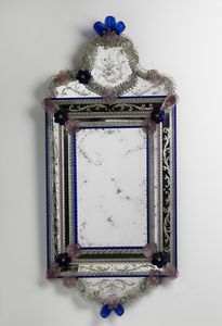 MANIFATTURA VENEZIANA DELLA PRIMA META' DEL XX SECOLO - Specchiera in vetro di Murano molato con fiori policromi, alta cimasa a volute ricadenti lungo i lati, specchi decorati alla mola a motivi fitomorfi.