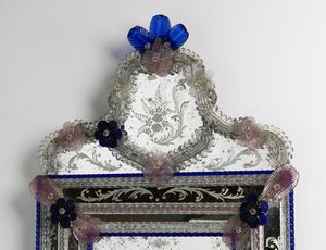 MANIFATTURA VENEZIANA DELLA PRIMA META' DEL XX SECOLO : Specchiera in vetro di Murano molato con fiori policromi, alta cimasa a volute ricadenti lungo i lati, specchi decorati alla mola a motivi fitomorfi.  - Asta Asta 379 | ARTE ANTICA E DEL XIX SECOLO - Dipinti antichi e antiquariato  Online - Associazione Nazionale - Case d'Asta italiane