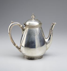 ARGENTIERE INGLESE DEL XIX SECOLO - Caffettiera in argento cesellato con corpo piriforme