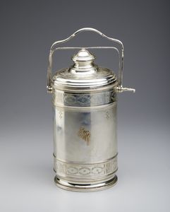 CARTIER - Portabottiglie cilindrico in argento sterling 925 cesellato con fasce continue di alloro intrecciato e monogramma sul fronte
