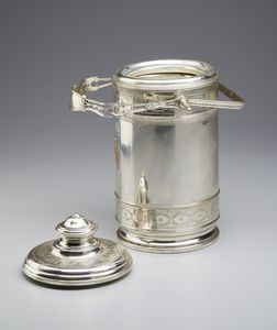 CARTIER : Portabottiglie cilindrico in argento sterling 925 cesellato con fasce continue di alloro intrecciato e monogramma sul fronte  - Asta Asta 379 | ARTE ANTICA E DEL XIX SECOLO - Dipinti antichi e antiquariato  Online - Associazione Nazionale - Case d'Asta italiane