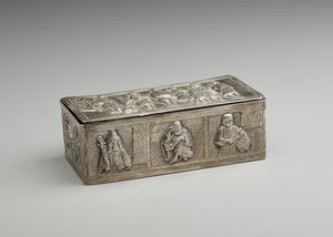 ARGENTIERE DEL XX SECOLO - Scrigno portagioie probabilmente in argento, di forma rettangolare, con decorazioni a figure