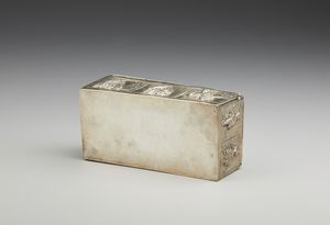 ARGENTIERE DEL XX SECOLO : Scrigno portagioie probabilmente in argento, di forma rettangolare, con decorazioni a figure  - Asta Asta 379 | ARTE ANTICA E DEL XIX SECOLO - Dipinti antichi e antiquariato  Online - Associazione Nazionale - Case d'Asta italiane