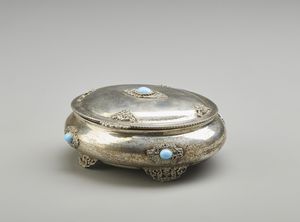 ARGENTIERE ITALIANO DEL XX SECOLO - Portagioie in argento di forma ovale con inserti in pietre dure