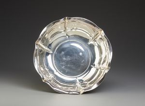 ARGENTIERE ITALIANO DEL XX SECOLO - Piatto fondo di forma polilobata in argento