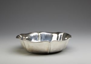 ARGENTIERE ITALIANO DEL XX SECOLO : Piatto fondo di forma polilobata in argento  - Asta Asta 379 | ARTE ANTICA E DEL XIX SECOLO - Dipinti antichi e antiquariato  Online - Associazione Nazionale - Case d'Asta italiane