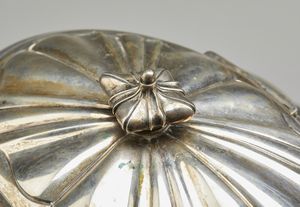 ARGENTIERE ITALIANO DEL XX SECOLO : Contenitore in argento con coperchio, di forma mossa, poggiante su piedi a ricciolo  - Asta Asta 379 | ARTE ANTICA E DEL XIX SECOLO - Dipinti antichi e antiquariato  Online - Associazione Nazionale - Case d'Asta italiane