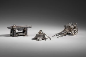 ARGENTIERE ITALIANO DEL XX SECOLO - Gruppo di tre oggetti in argento costituito da tronco d'albero, tavolo da falegname e carretto
