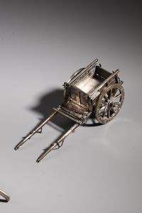 ARGENTIERE ITALIANO DEL XX SECOLO : Gruppo di tre oggetti in argento costituito da tronco d'albero, tavolo da falegname e carretto  - Asta Asta 379 | ARTE ANTICA E DEL XIX SECOLO - Dipinti antichi e antiquariato  Online - Associazione Nazionale - Case d'Asta italiane