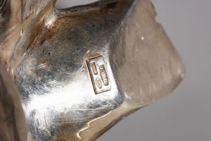 ARGENTIERE ITALIANO DEL XX SECOLO : Gruppo di tre oggetti in argento costituito da tronco d'albero, tavolo da falegname e carretto  - Asta Asta 379 | ARTE ANTICA E DEL XIX SECOLO - Dipinti antichi e antiquariato  Online - Associazione Nazionale - Case d'Asta italiane