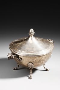 ARGENTIERE ITALIANO DEL XX SECOLO : Alzata in argento con coperchio sormontato da pigna e con decorazioni a palmette lungo il bordo, manici a protomi grottesche, poggiante su piedi a ricciolo  - Asta Asta 379 | ARTE ANTICA E DEL XIX SECOLO - Dipinti antichi e antiquariato  Online - Associazione Nazionale - Case d'Asta italiane