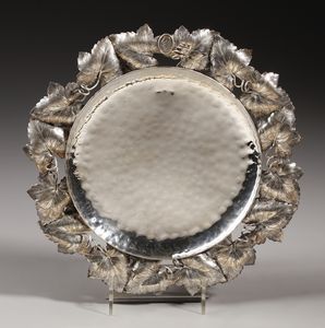 ARGENTIERE ITALIANO DEL XX SECOLO - Piatto in argento di forma circolare con decorazione a foglie di vite lungo il bordo