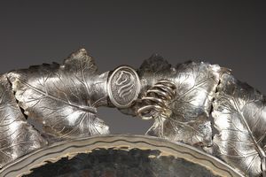 ARGENTIERE ITALIANO DEL XX SECOLO : Piatto in argento di forma circolare con decorazione a foglie di vite lungo il bordo  - Asta Asta 379 | ARTE ANTICA E DEL XIX SECOLO - Dipinti antichi e antiquariato  Online - Associazione Nazionale - Case d'Asta italiane