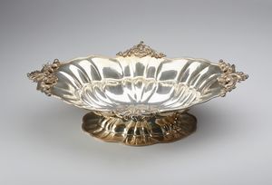 ARGENTIERE ITALIANO DEL XX SECOLO - Alzata in argento di forma ovale e bordo polilobato decorato con motivi fitomorfi