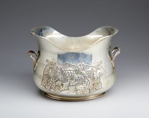 ARGENTIERE ITALIANO DEL XX SECOLO - Portaghiaccio in argento con decorazioni a tralci di vite