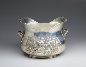 ARGENTIERE ITALIANO DEL XX SECOLO : Portaghiaccio in argento con decorazioni a tralci di vite  - Asta Asta 379 | ARTE ANTICA E DEL XIX SECOLO - Dipinti antichi e antiquariato  Online - Associazione Nazionale - Case d'Asta italiane